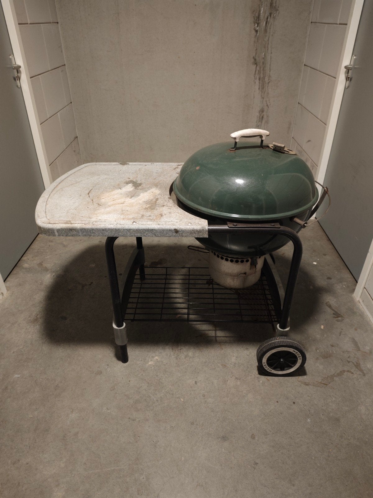 Weber BBQ met zijtafel en wielen, Ophalen, Gebruikt, Weber