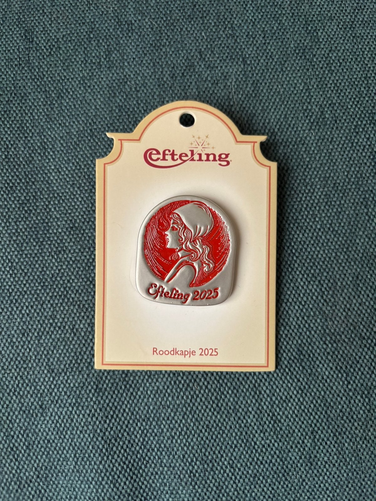 Pin Efteling Roodkapje 2025, Ophalen of Verzenden, Zo goed als nieuw, Button of Speldje