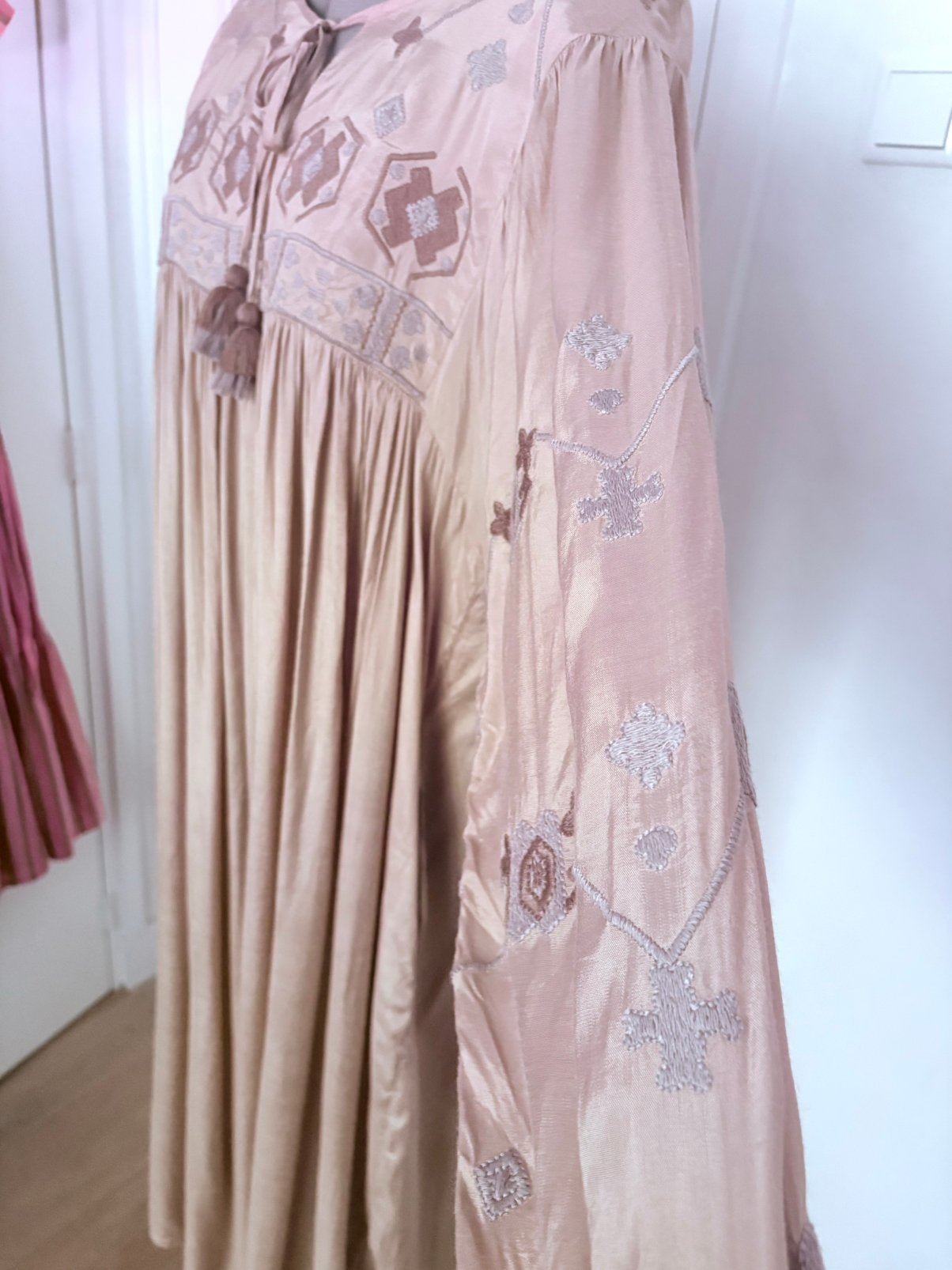 Lange beige jurk JC SOphie large met borduursels en kwastjes, Maat 38/40 (M), Beige, Ophalen of Verzenden, Zo goed als nieuw