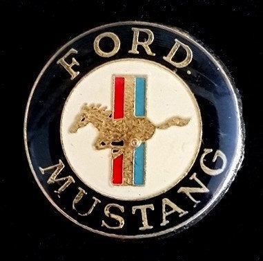 Ford Mustang- groot epoxy pin, Verzenden, Zo goed als nieuw, Transport, Speldje of Pin