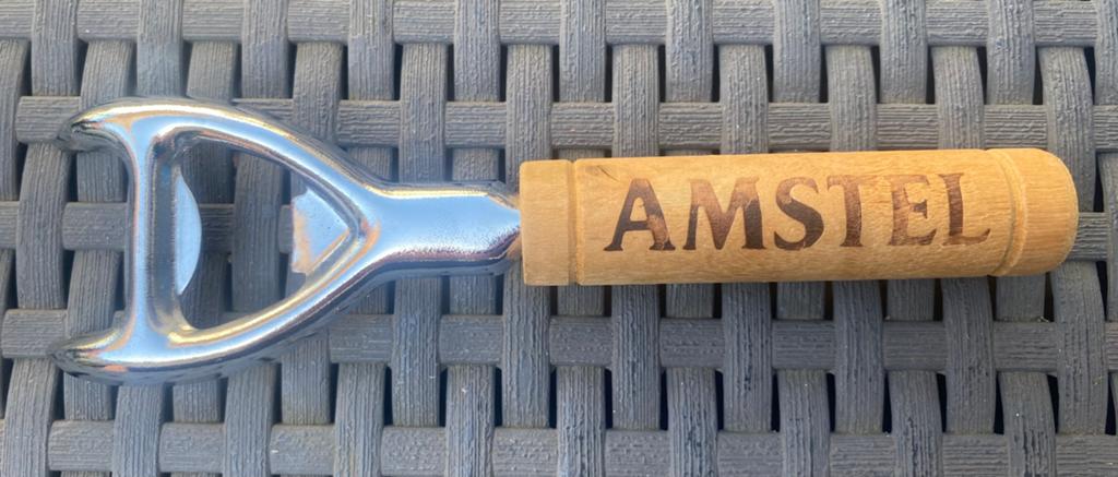 Flesopener van Amstel met houten handgreep. L. 15,5 cm., Ophalen of Verzenden, Zo goed als nieuw, Flesopener, Amstel