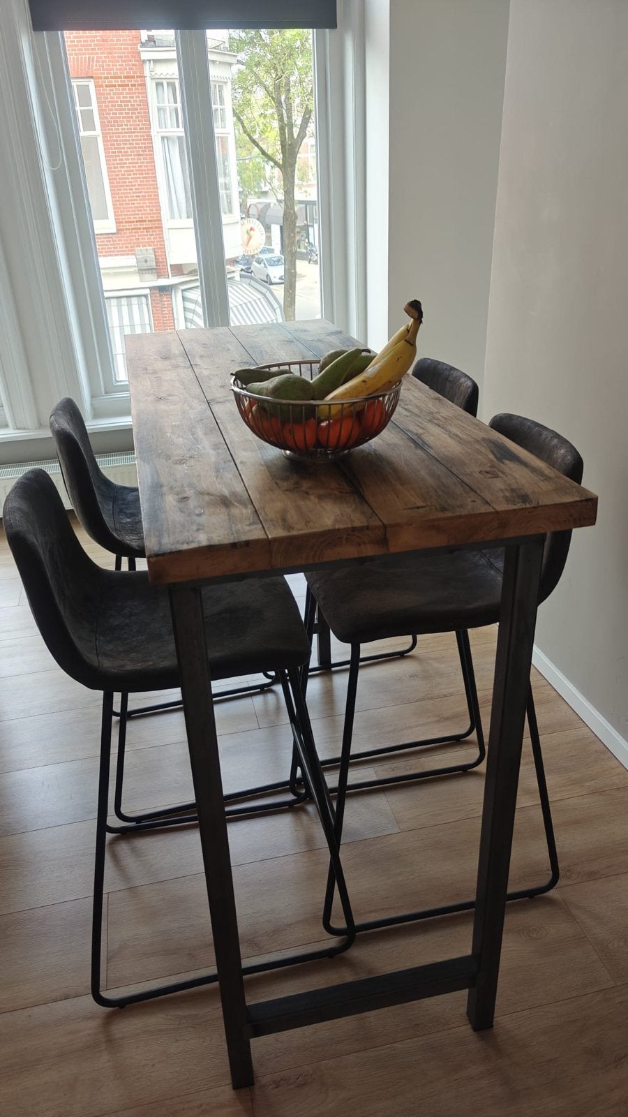 Industriële tafel met vier stoelen - als nieuw, Huis en Inrichting, Tafels | Eettafels, Gebruikt, 100 tot 150 cm, Vier personen