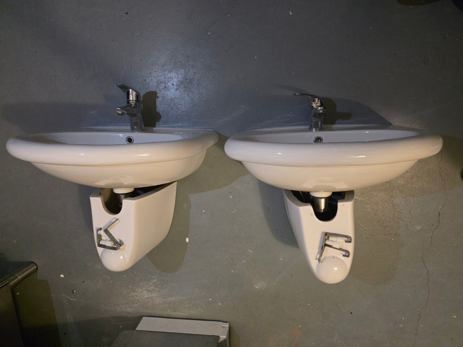 Twee wastafels met kranen - goede staat!, Ophalen, Gebruikt, Chroom, Wastafel