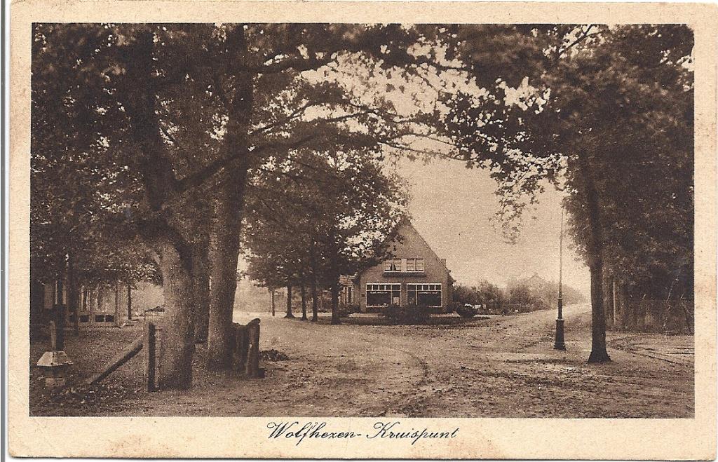 Wolfhezen Kruispunt met  woning en paddestoel wegwijzer 1942, Verzenden, 1940 tot 1960, Gelopen, Gelderland