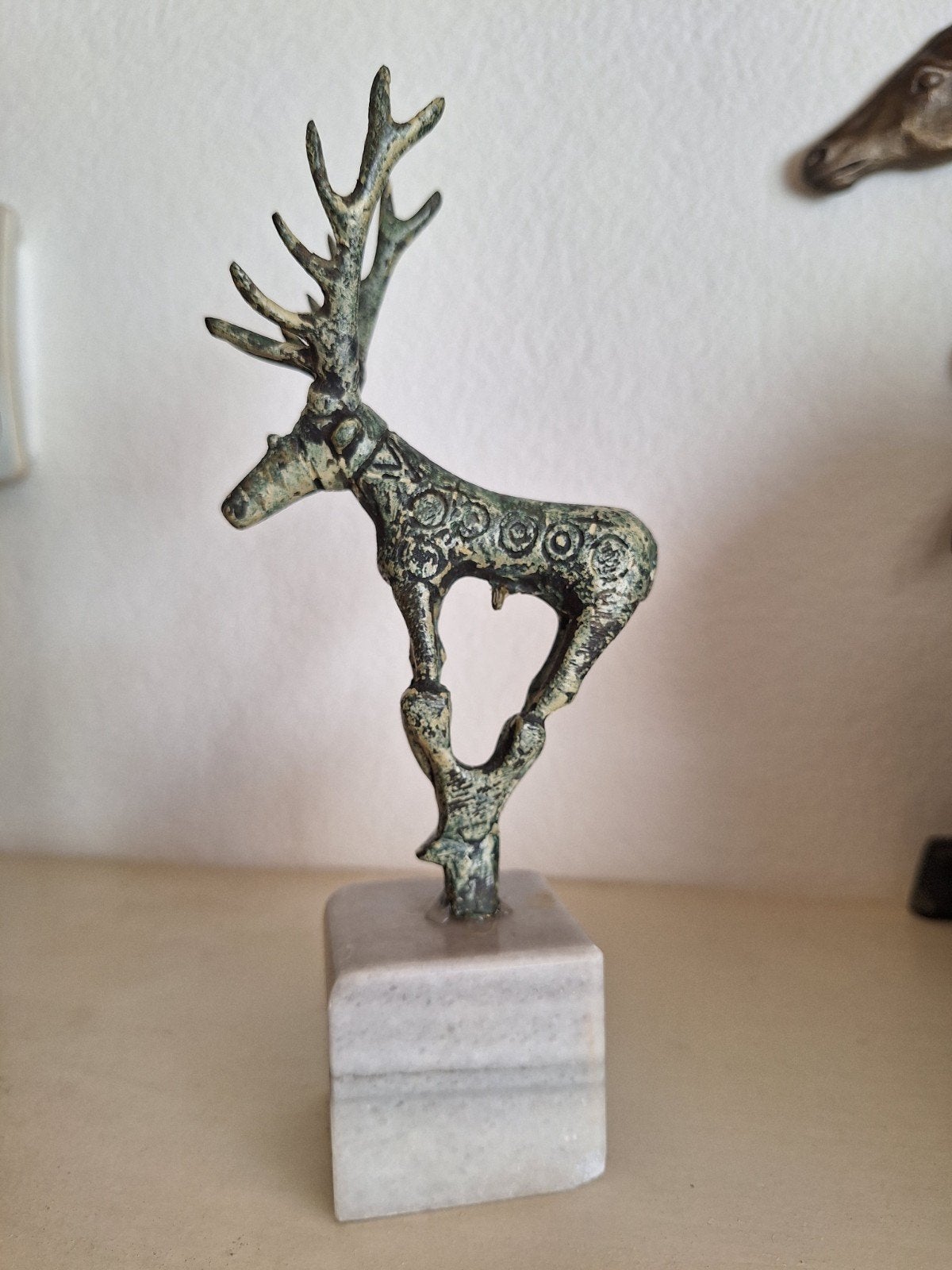 Hettitisch hert bronzen beeldje op marmeren sokkel - 18cm, Minder dan 20 cm, Gepatineerd, Ophalen of Verzenden, Beeld