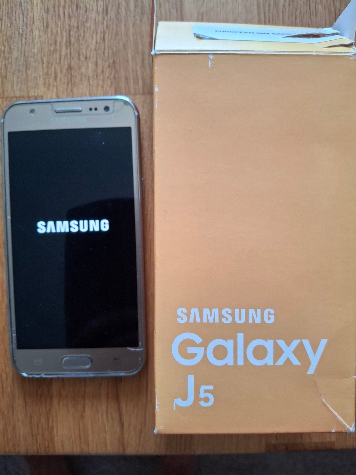 Samsung Galaxy J5 (2015) Goud - Gebruikt met lichte schade, Telecommunicatie, Gebruikt, Overige modellen, Overige kleuren, Touchscreen