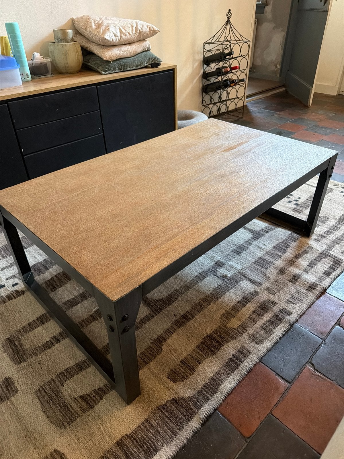 Robuuste salontafel met houten blad en metalen onderstel, Ophalen, Gebruikt, 50 tot 100 cm, 150 tot 200 cm