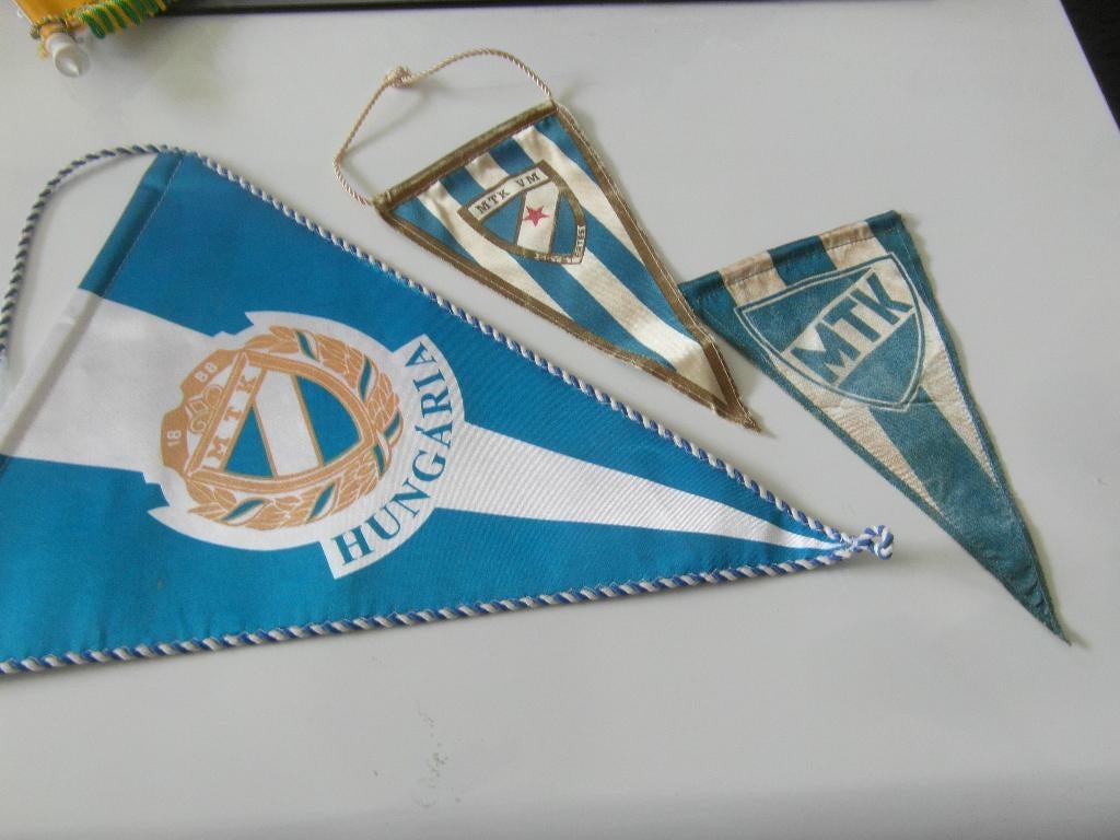 voetbal vaantjes MTK Budapest hongarije vaantjes 3 x, Ophalen of Verzenden, Zo goed als nieuw, Buitenlandse clubs, Vaantje of Sjaal