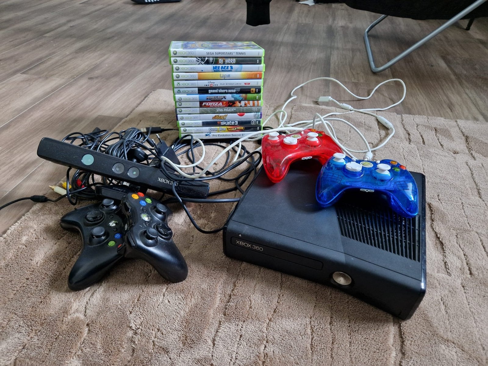 Xbox 360 E met Kinect, 3 controllers en 13 games, Spelcomputers en Games, 360 E, Ophalen of Verzenden, Met 3 controllers of meer