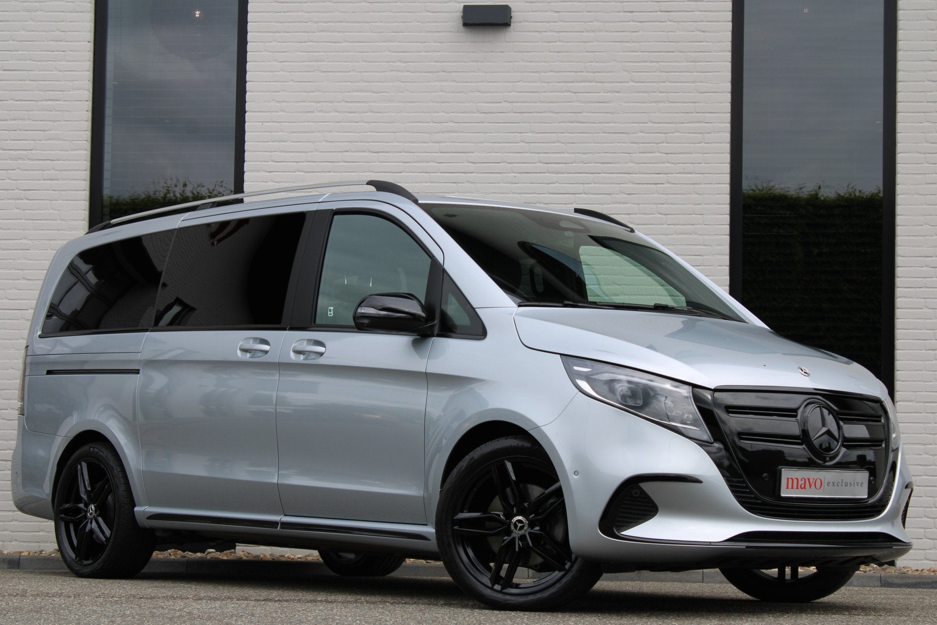 Mercedes-Benz EQV 300 L2 / AMG / Luchtvering / 7-Persoons /, Dealer onderhouden, Gebruikt, Met garantie (alle), 2535 kg