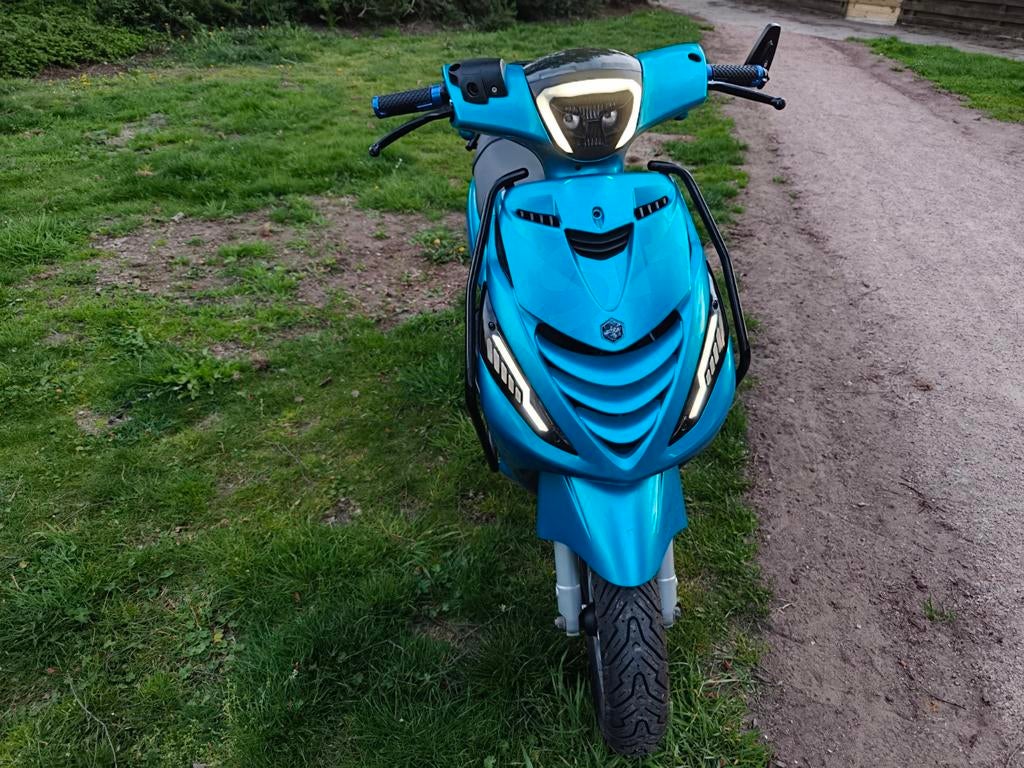 Super nette Piaggio Zip in mooie blauwe kleur, Fietsen en Brommers, Scooters | Piaggio, Ophalen, Zo goed als nieuw, Benzine, Zip