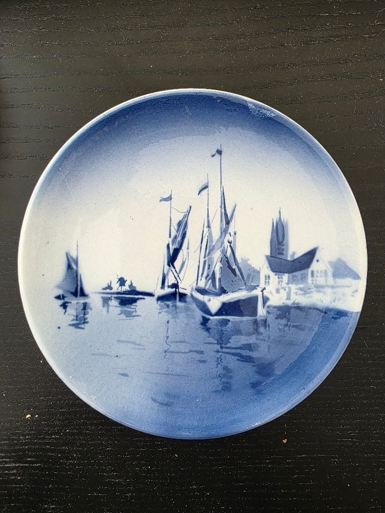 Antiek Delfts Blauw Wandbord met Schepen en Dorp, Antiek en Kunst, Antiek | Wandborden en Tegels, Ophalen of Verzenden
