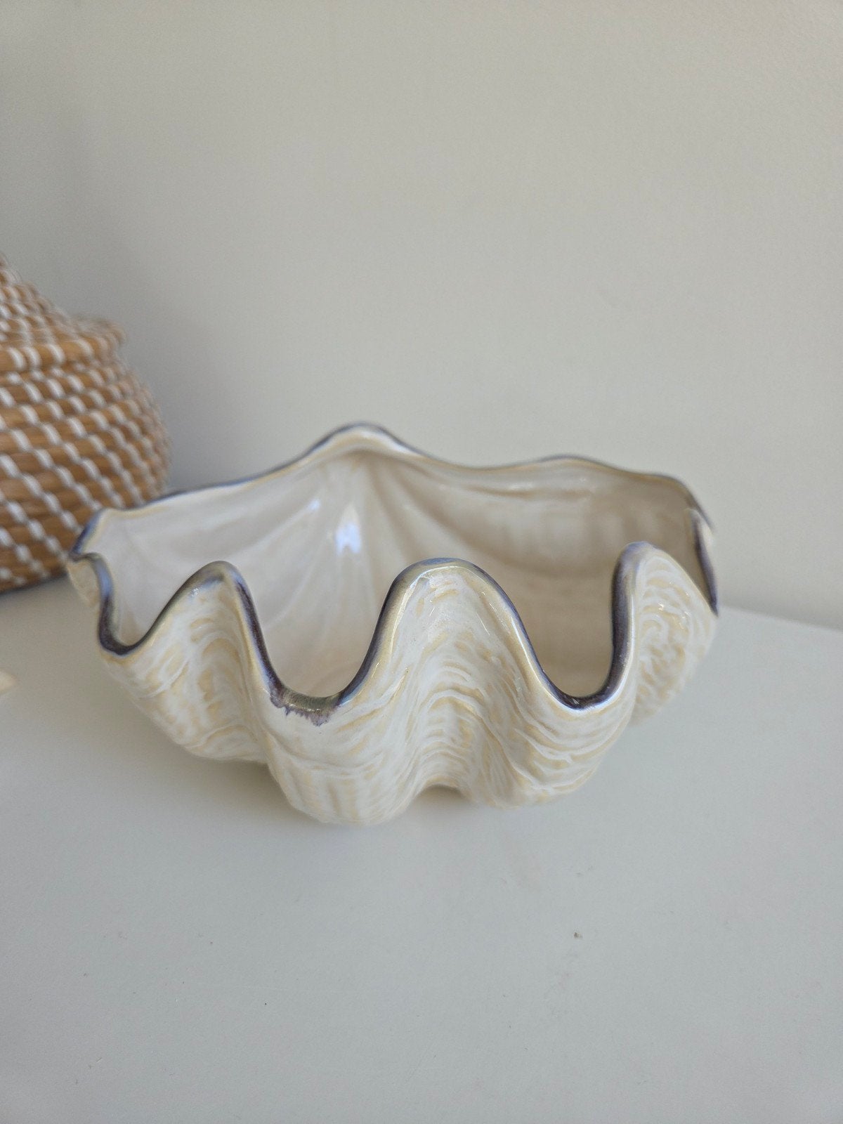 Pottery Barn Schelpvormige Schaal - Onder de Zee Collectie., Porselein of Keramiek, Schaal, Vaatwasserbestendig, Ophalen of Verzenden