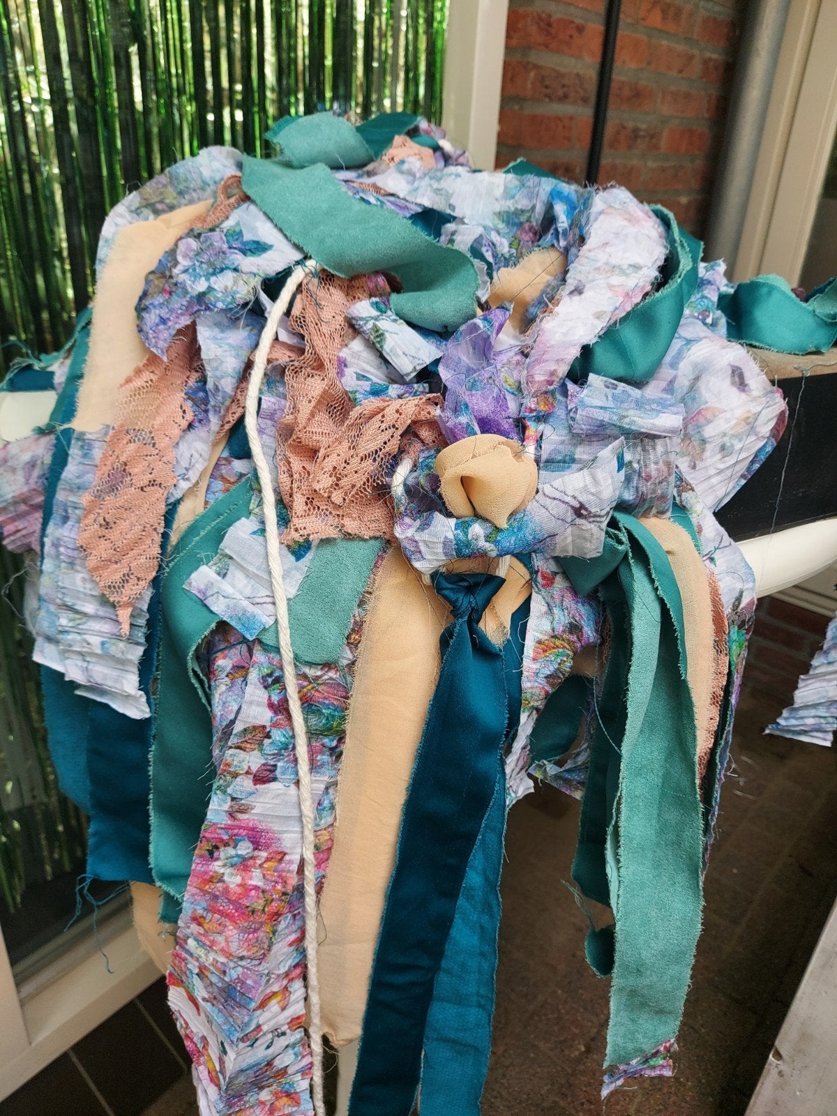 Feesttent aankleding. Vlaggen slingers enz., Ophalen