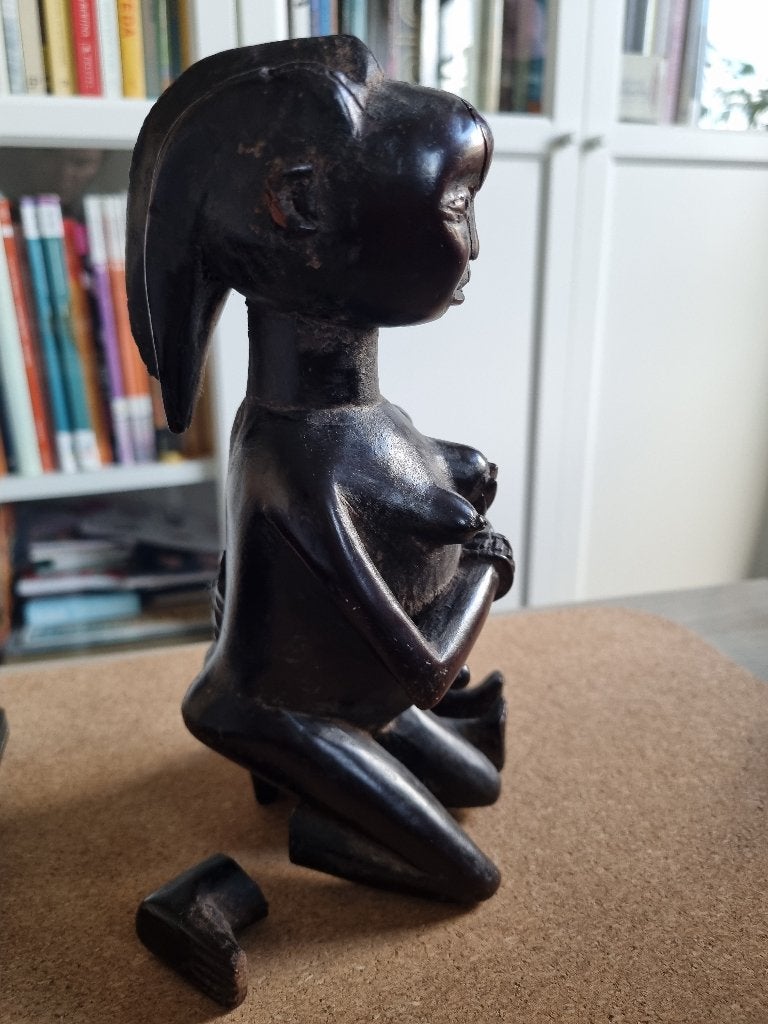 Ovimbundu moeder-kindbeeld Angola – oud handgesneden hout, Hout, 22 cm, Bruin, Afrika