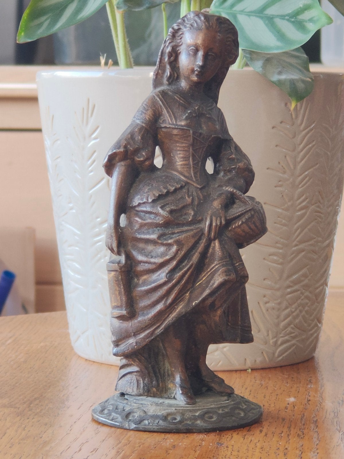 Antiek bronzen beeldje van een dame met mand en lantaarn, Ophalen of Verzenden