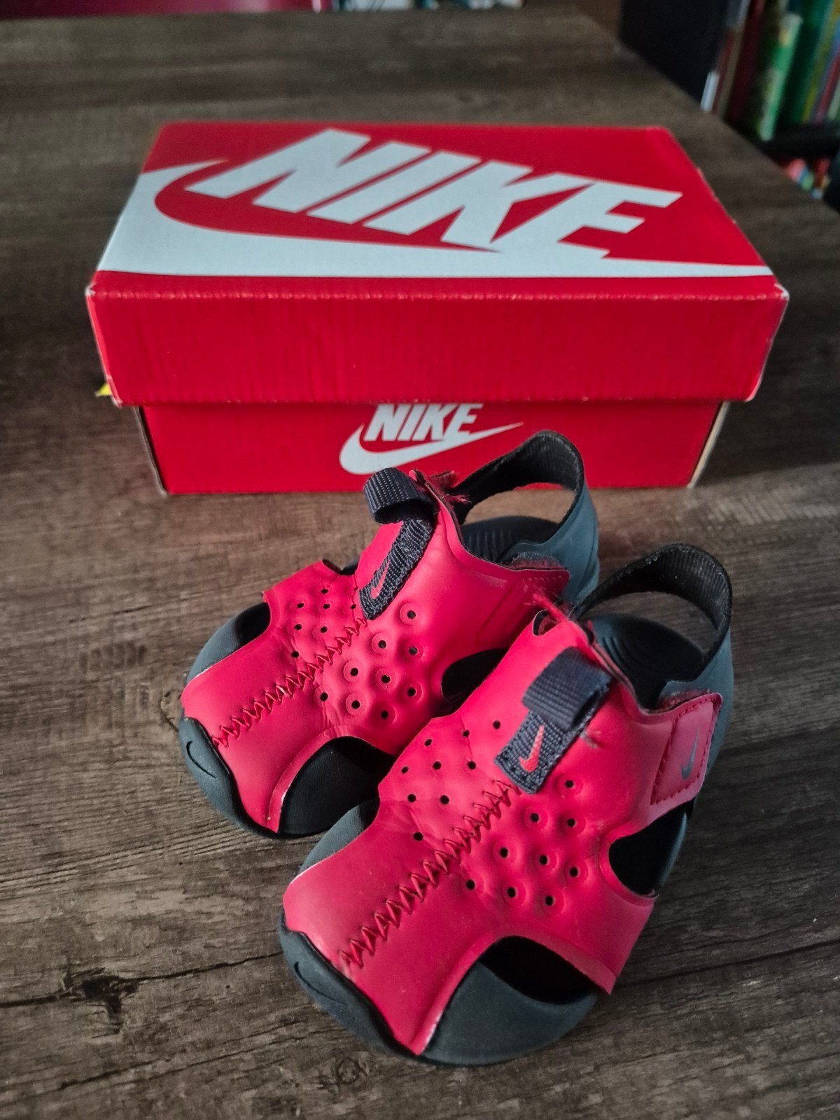 Nike sandalen rood met grijze zool - maat 19.5, Jongen of Meisje, Schoenen, Ophalen of Verzenden, Zo goed als nieuw
