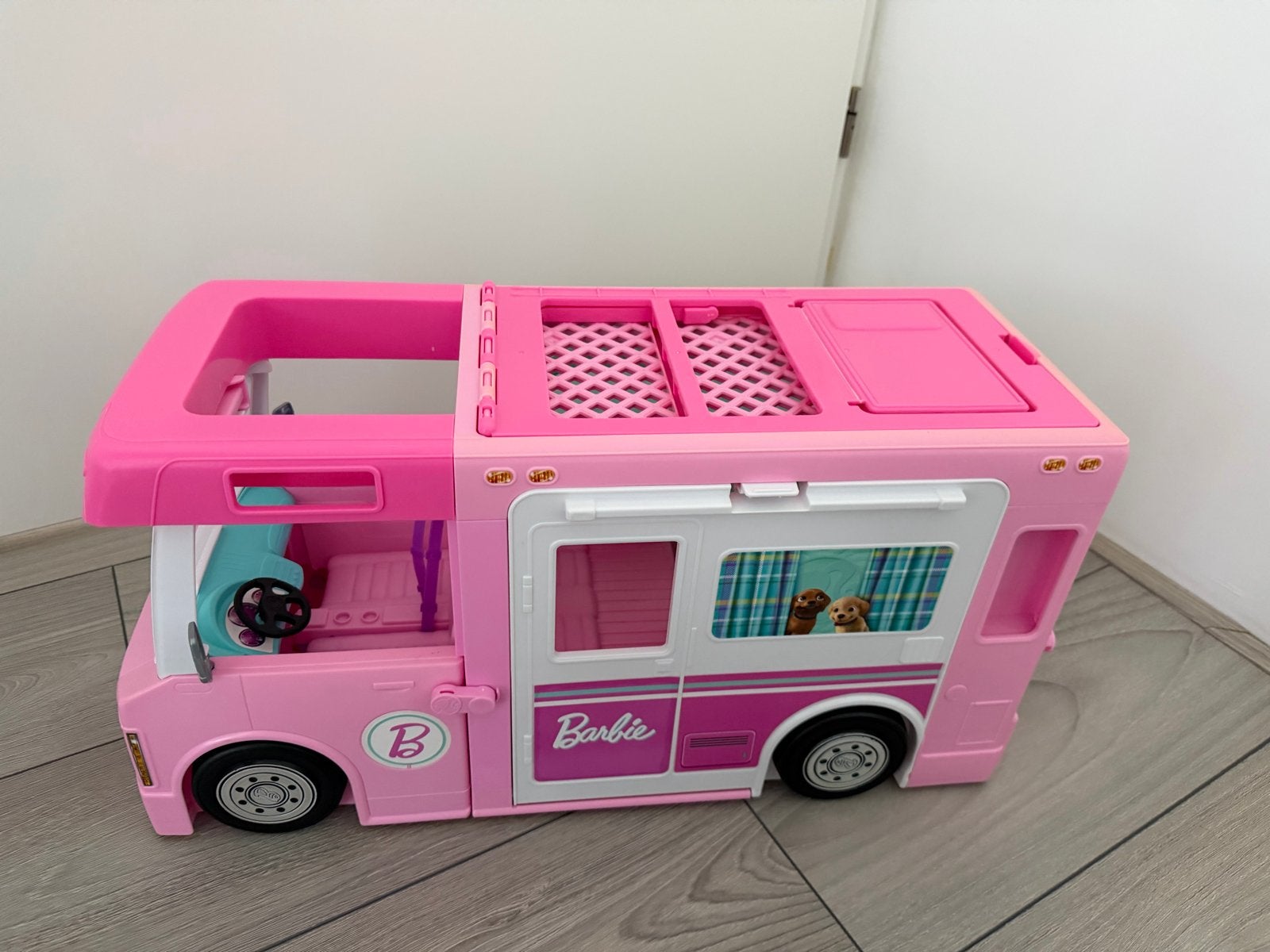 Barbie Camper met accessoires en poppen, Ophalen of Verzenden, Gebruikt