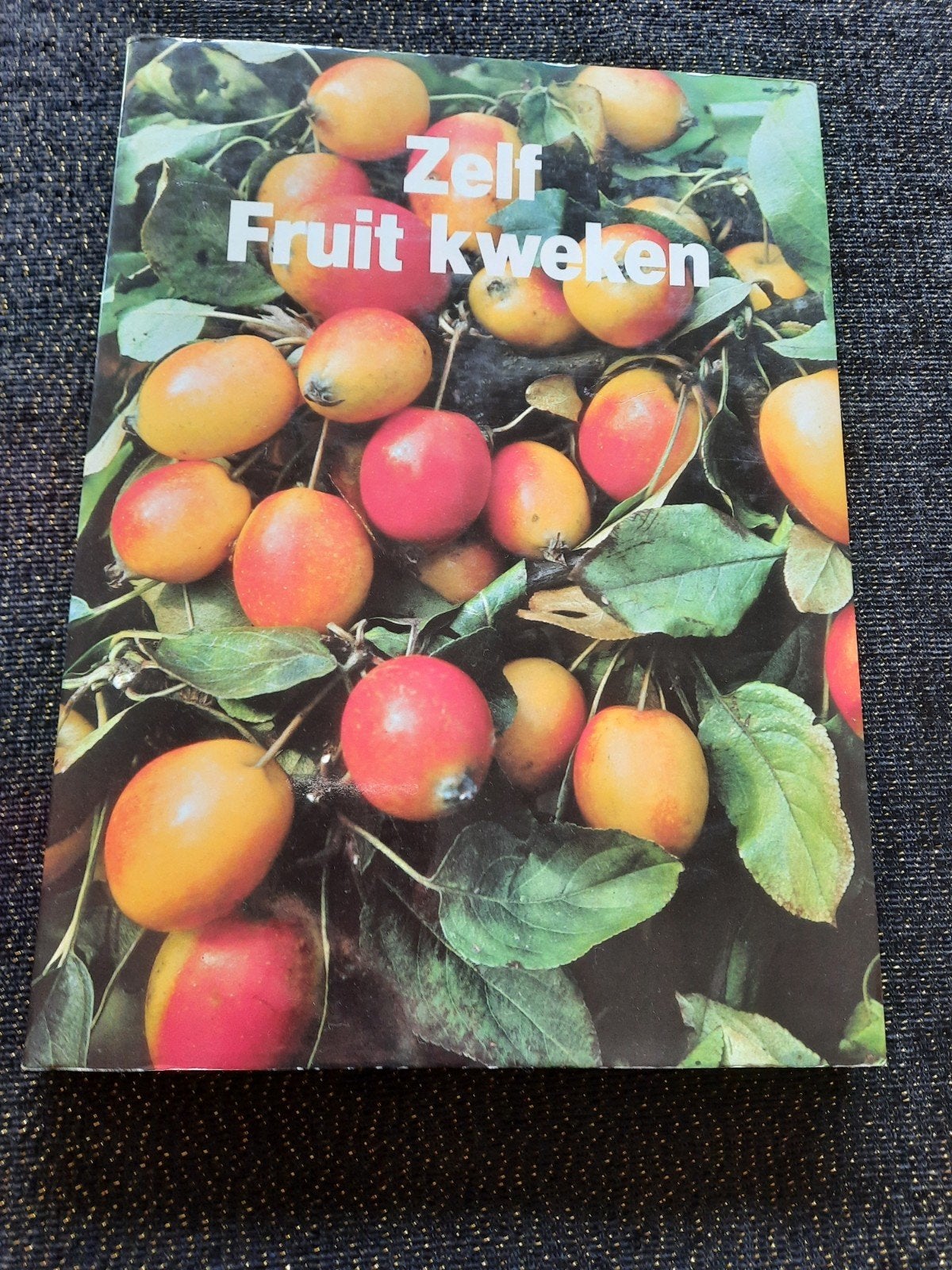 Zelf Fruit Kweken - Boek over Fruitbomen en Struike, Ophalen of Verzenden, Gelezen, Tuinieren en Tuinplanten
