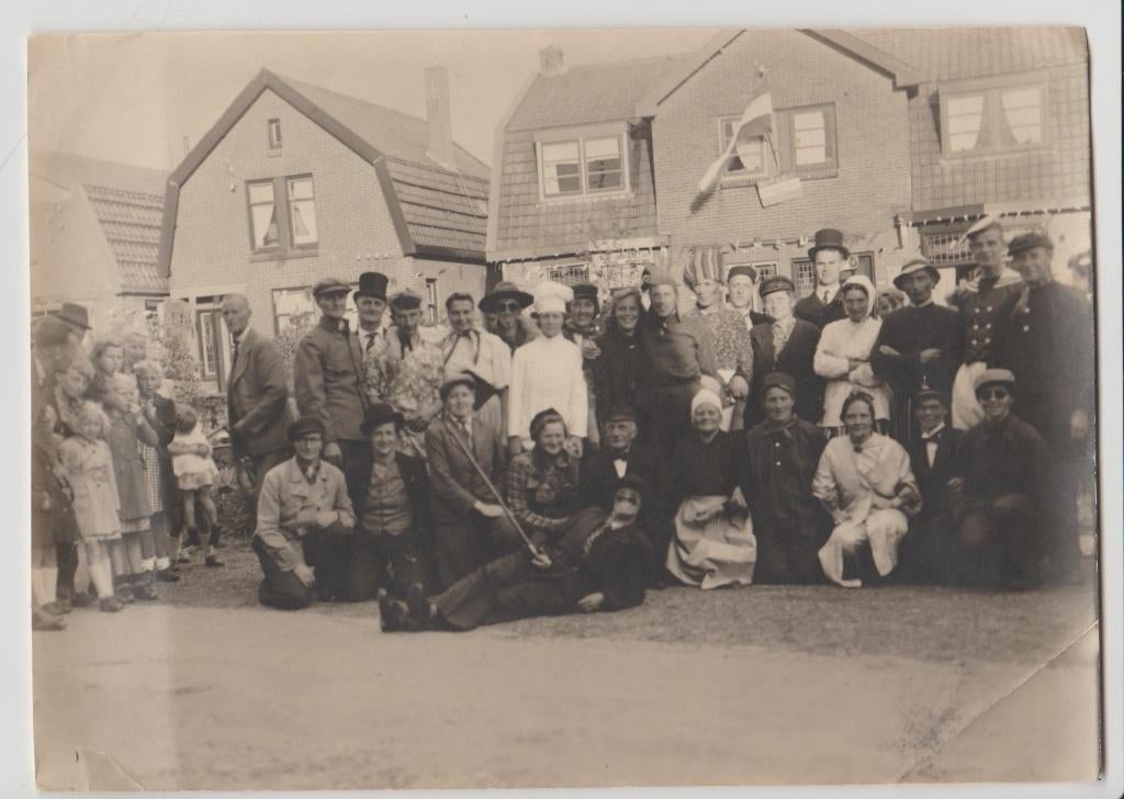 assendelft oorlog bevrijd bevrijdingsfeest lange heit 1945 ?, Gebruikt, Foto, Ophalen of Verzenden, 1940 tot 1960