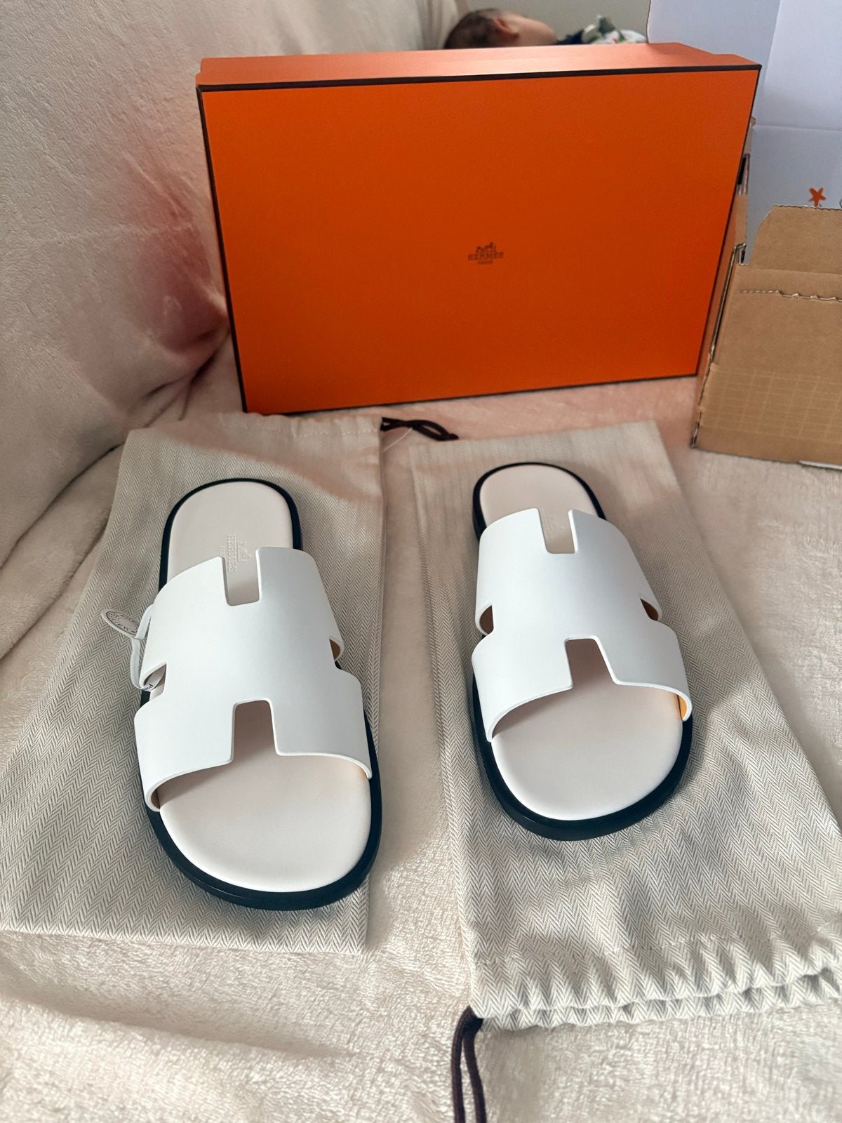 Hermès Izmir sandalen wit - Nieuw met kleine imperfecties, Kleding | Heren, Ophalen of Verzenden, Zo goed als nieuw, Wit, Slippers