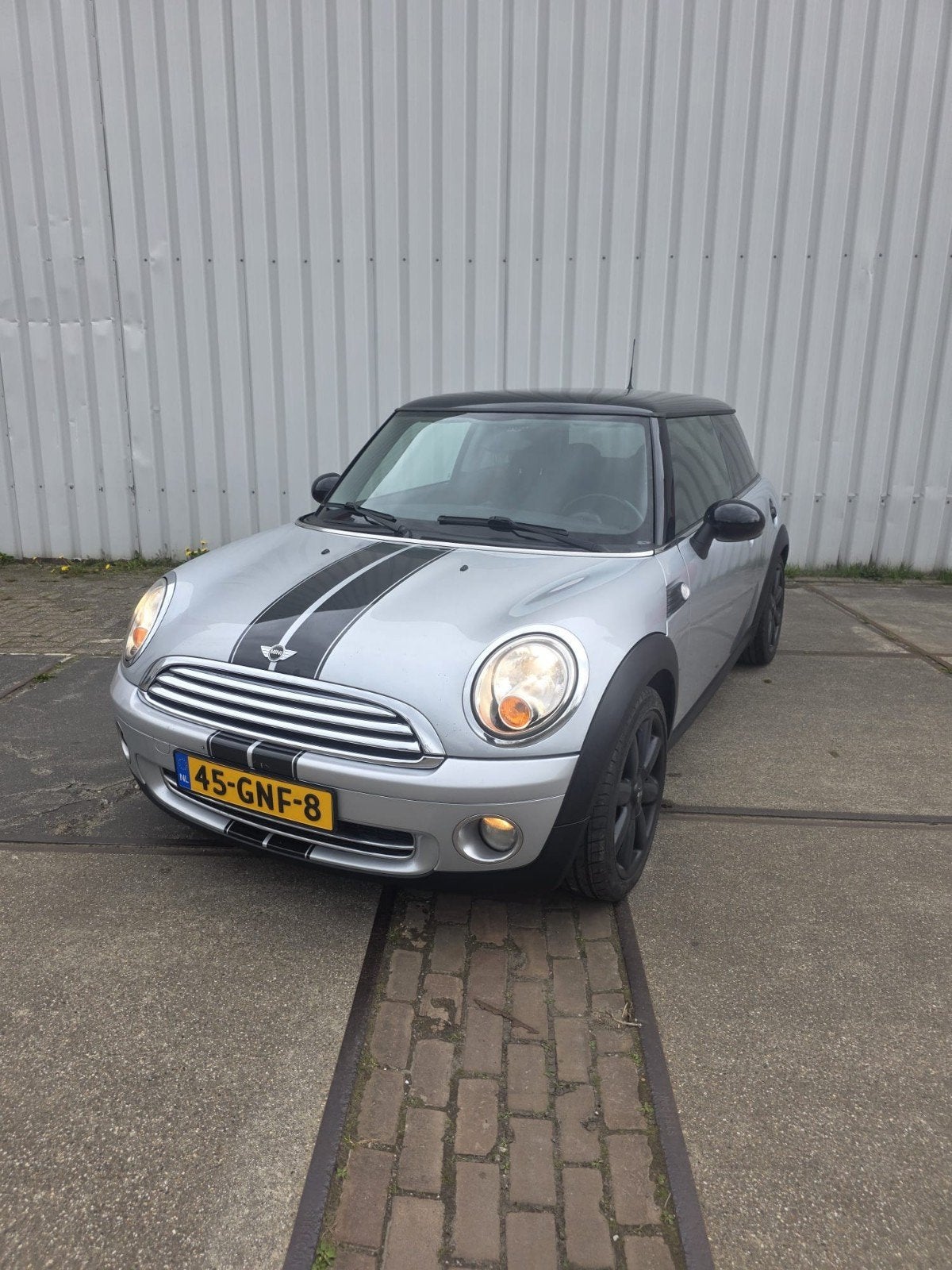 Mini 1.6 16V Cooper 2008 Grijs, Auto's, Voorwielaandrijving, Stof, 4 cilinders, 4 stoelen