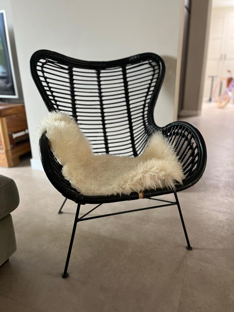 Zwarte rotan fauteuil met schapenvacht, Huis en Inrichting, Ophalen, Gebruikt, Zwart, Eén