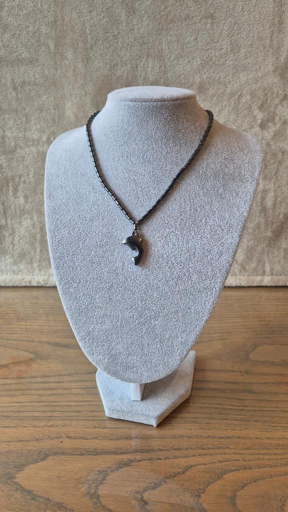 Hematiet kralenketting met leuke dolfijn., Ophalen of Verzenden, Zo goed als nieuw, Grijs, Overige materialen