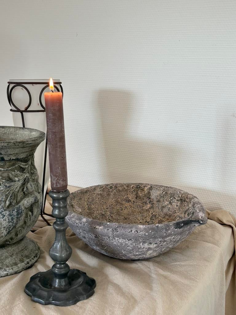 Preloved stenen schaal met tuit wabisabi grijs d27cm, Huis en Inrichting, Woonaccessoires | Schalen en Manden, Schaal, Rond, Ophalen of Verzenden