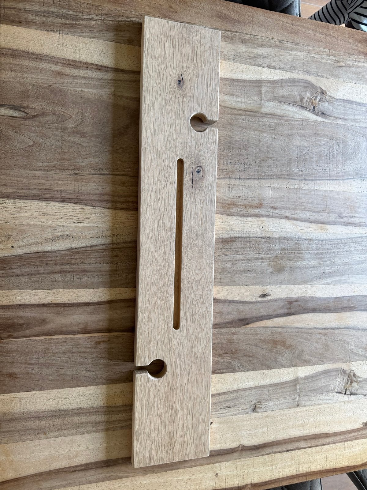Nieuwe eikenhouten badplank 82 x 15x2,3 cm met wijnglasgaten, Ophalen, Zo goed als nieuw