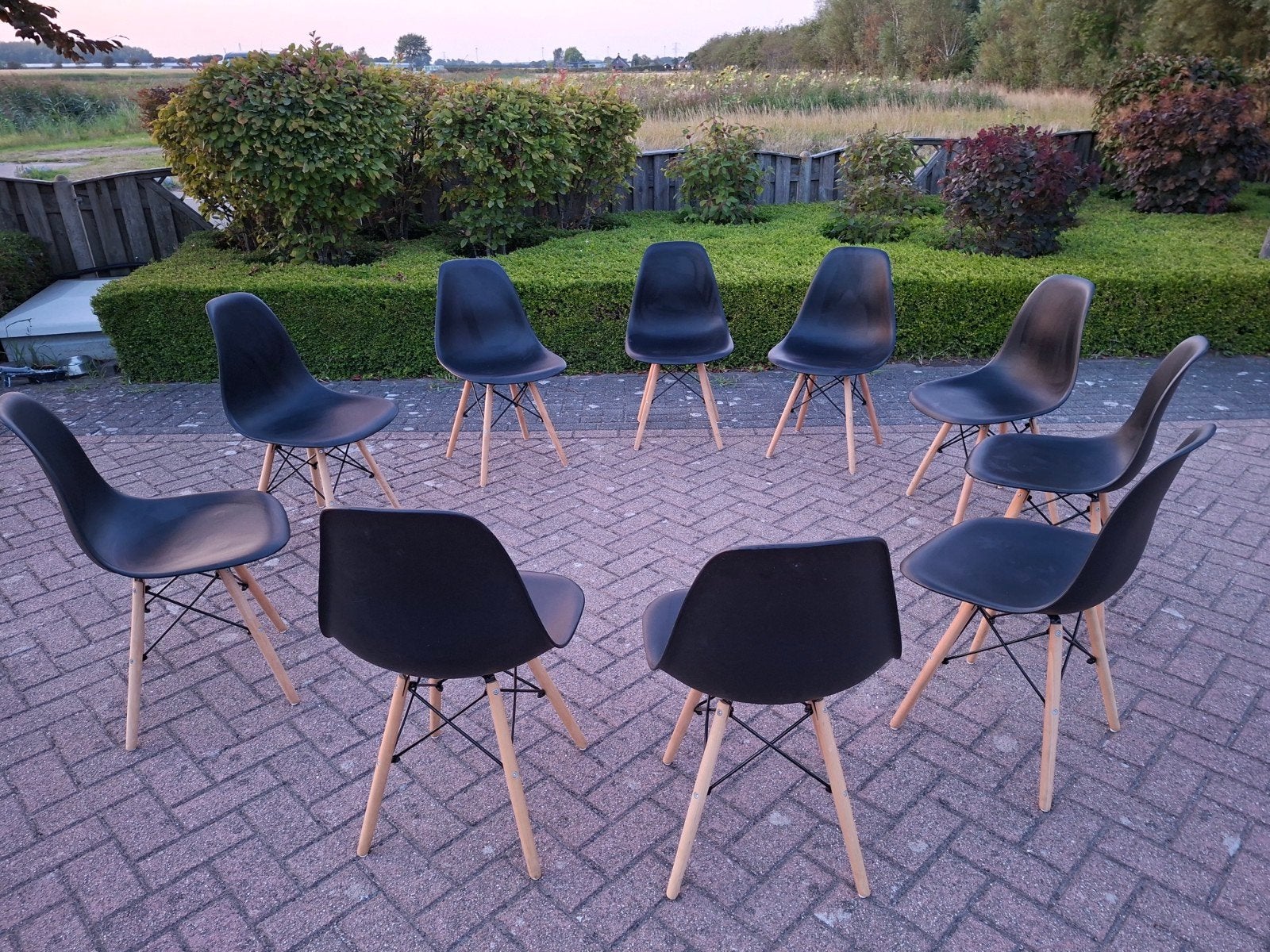 Tien eetkamer of bureaustoelen te koop, Ophalen, Kunststof, Zwart, Zo goed als nieuw