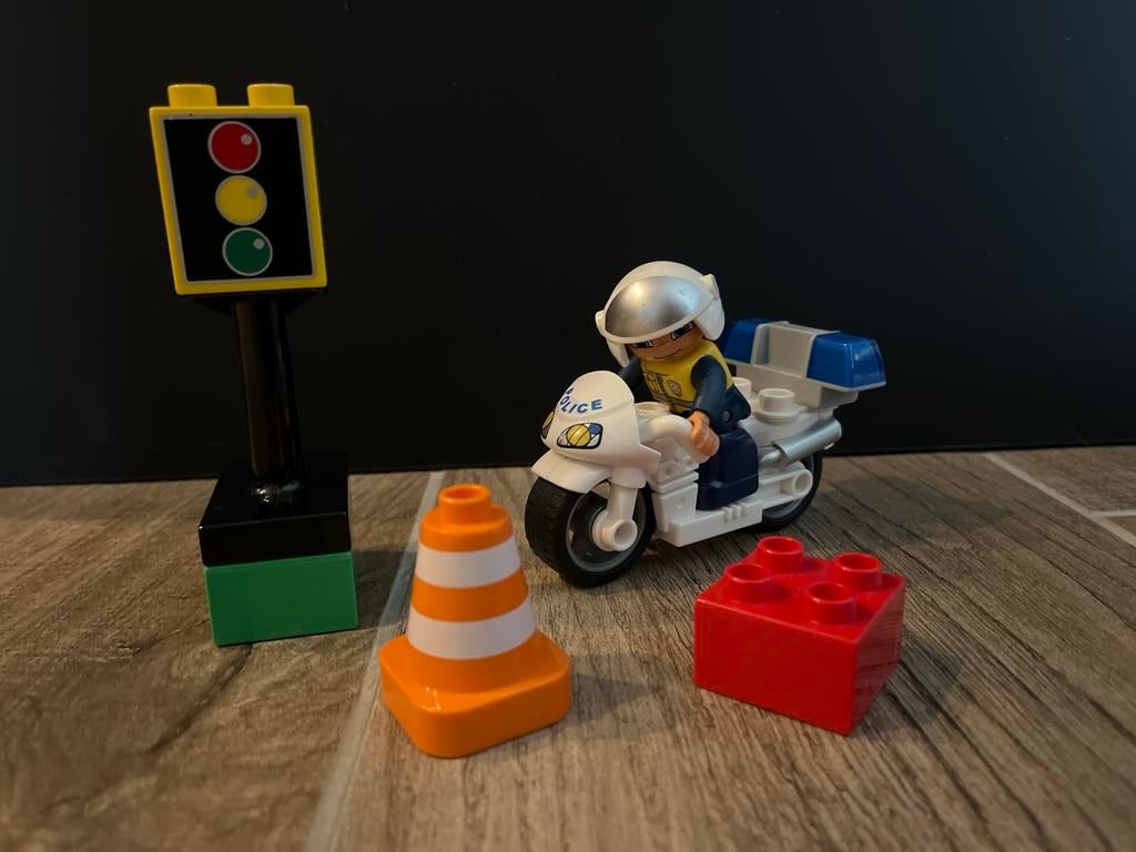 LEGO Duplo 5679 Politie Motor met Agent en Verkeerslicht, Ophalen of Verzenden, Zo goed als nieuw, Compleet, Duplo