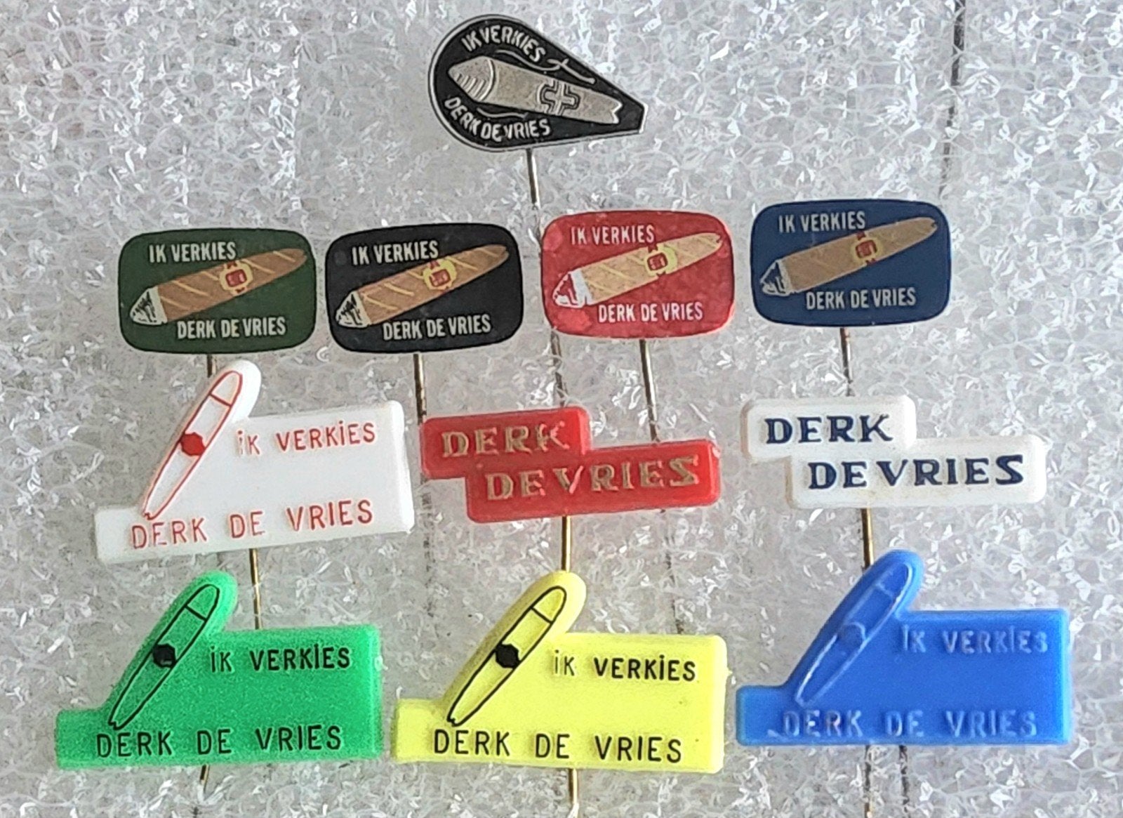 11 Speldjes Derk de Vries Sigaren - Vintage Reclame, Ophalen of Verzenden, Gebruikt, Overige onderwerpen, Speldje of Pin
