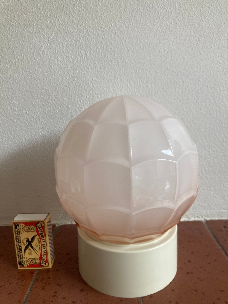 licht pastel roze melkglas schroefkogel lampenbolletje retro, Roze, Plafondlamp, E27 (groot), Ophalen of Verzenden
