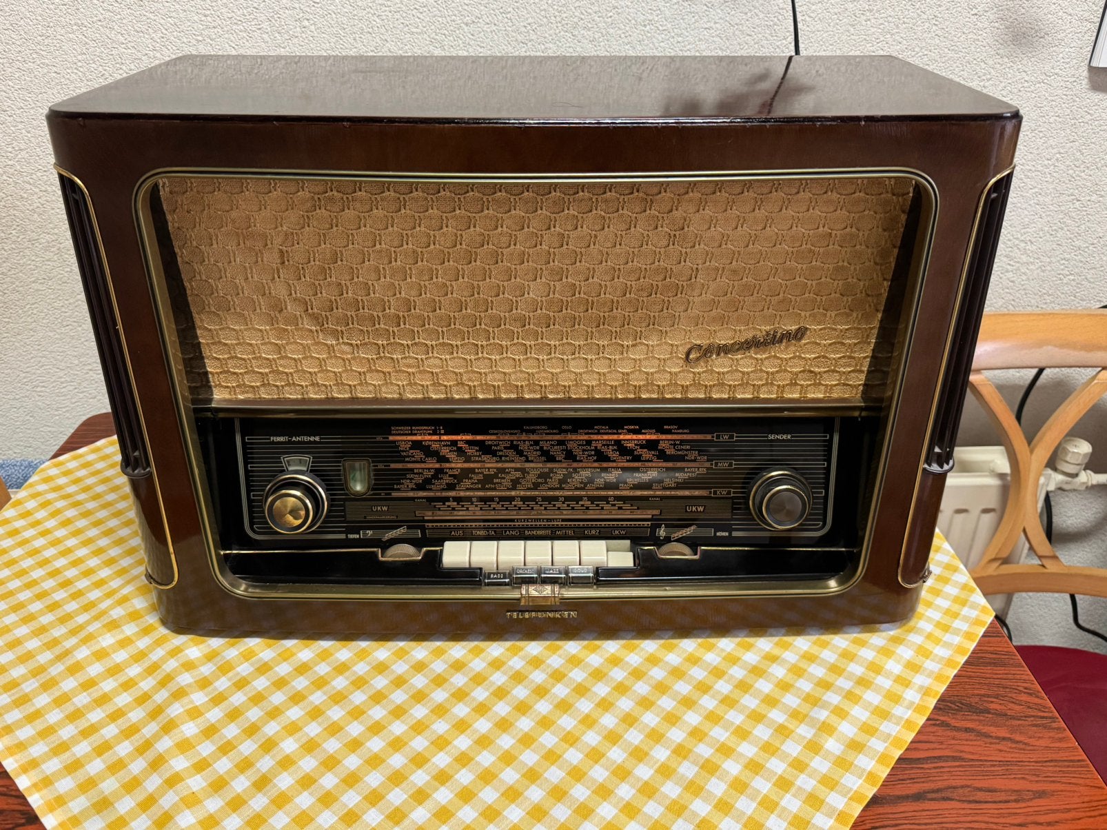 Mooie lampenradio telefunken concertino 7 vaste pr ophalen, Antiek en Kunst, Antiek | Tv's en Audio, Ophalen