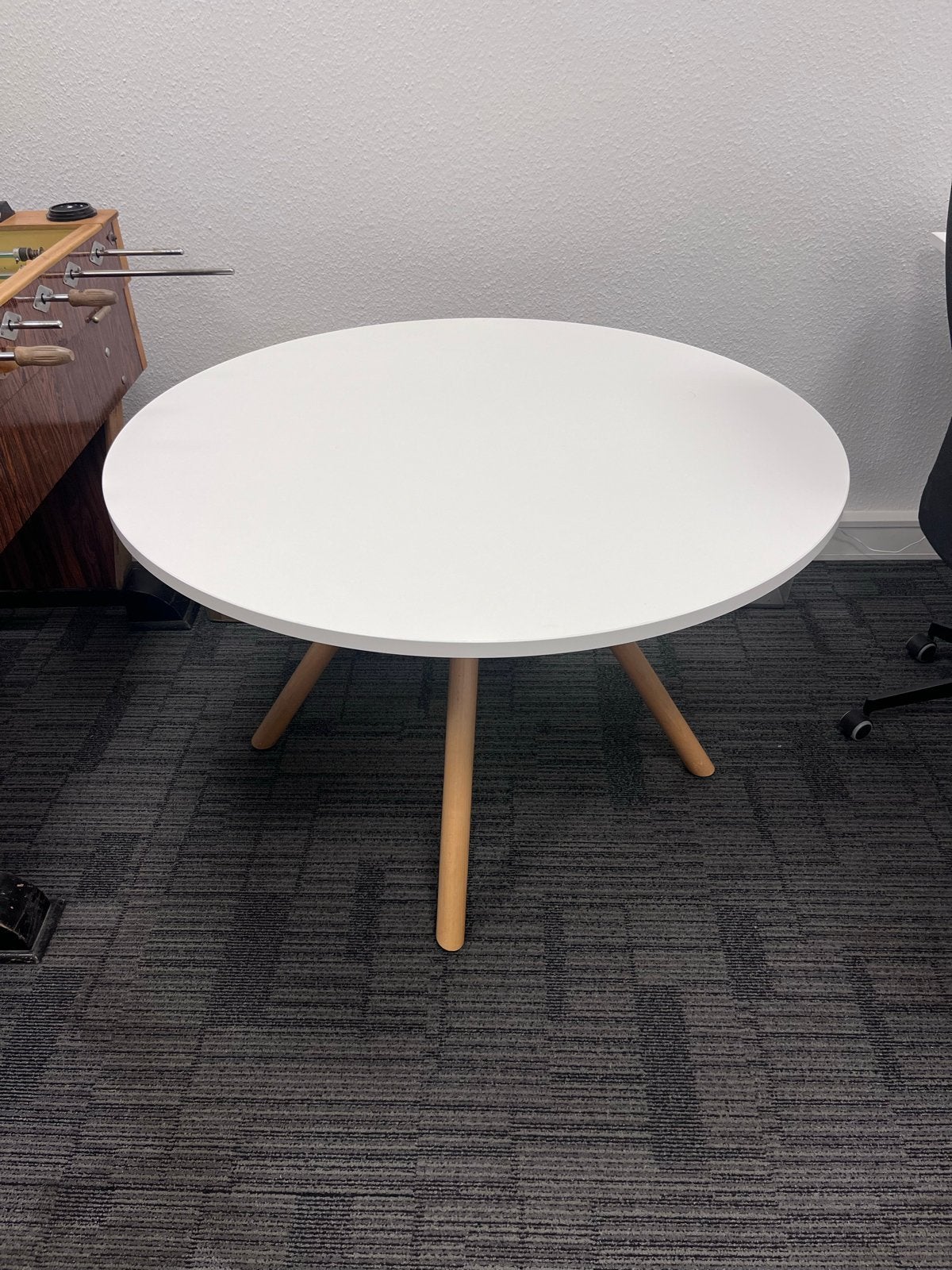 Moderne ronde tafel met houten poten 120cm diameter, Ophalen, Gebruikt, Rond, 50 tot 100 cm