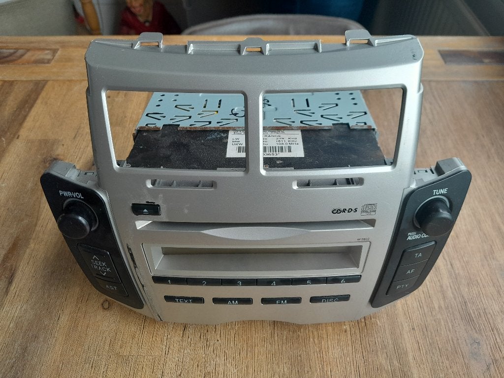 AUTO RADIO/CD - ORIGINEEL: TOYOTA YARIS P9 - Model: W13802, Verzenden, Gebruikt