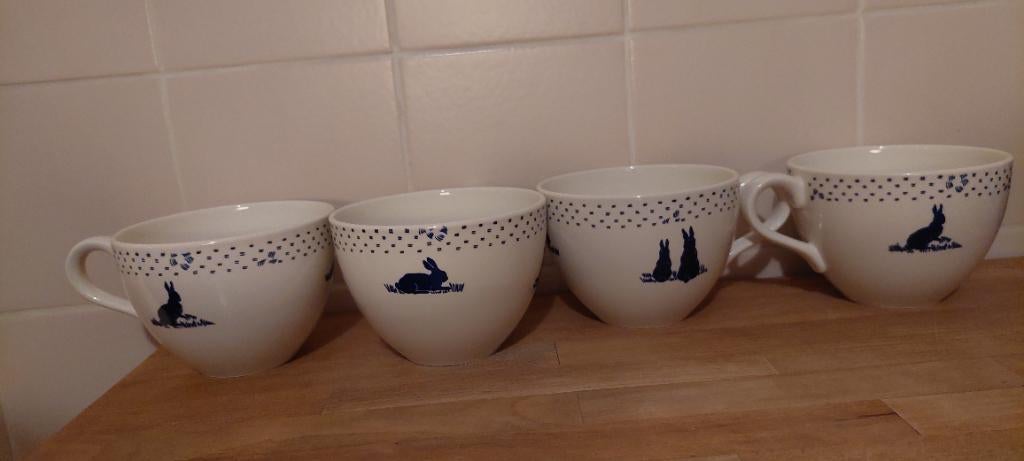 4 guy degrenne grote koppen met konijntjes, Ophalen of Verzenden, Zo goed als nieuw, Wedgwood, Kop(pen) en/of Schotel(s)