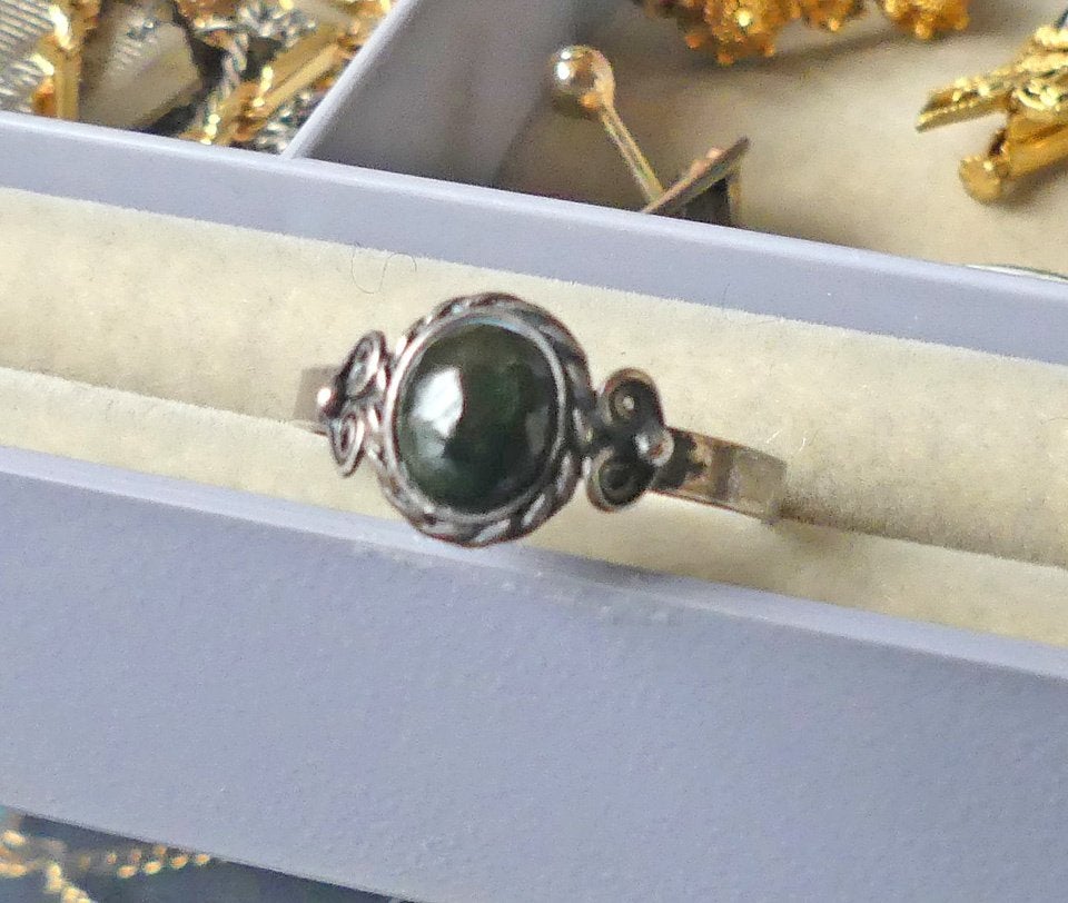 Zilveren ring donkergroene steen ringetje zilver, 18 tot 19, Gebruikt, Ophalen of Verzenden, Met edelsteen