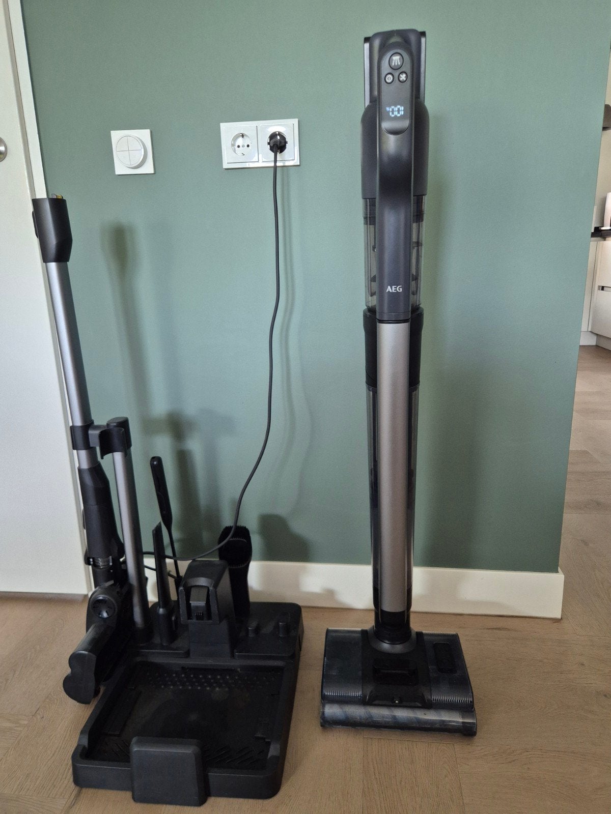 AEG 8000 Steelstofzuiger AW82U2DG - dweilen en stofzuigen, Ophalen of Verzenden