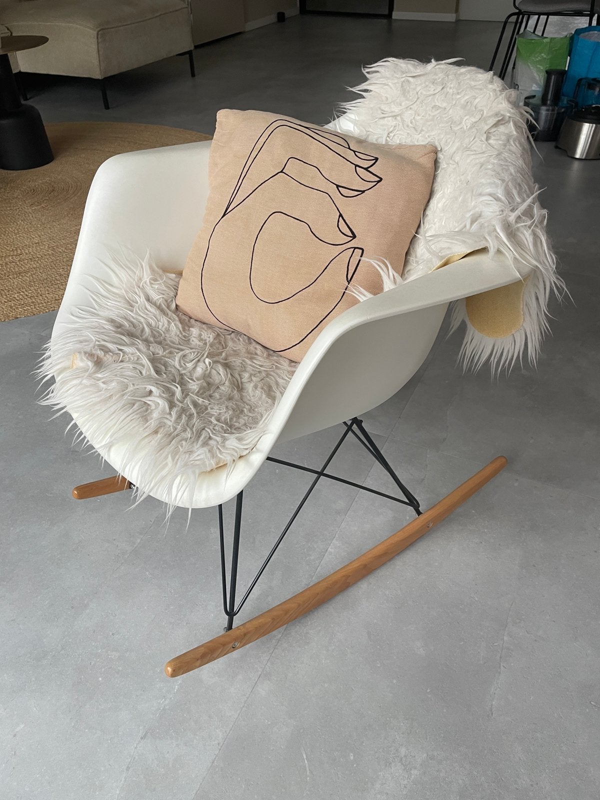 Witte schommelstoel met houten runners (Eames look a like), Huis en Inrichting, Ophalen, Gebruikt, Hout, Wit