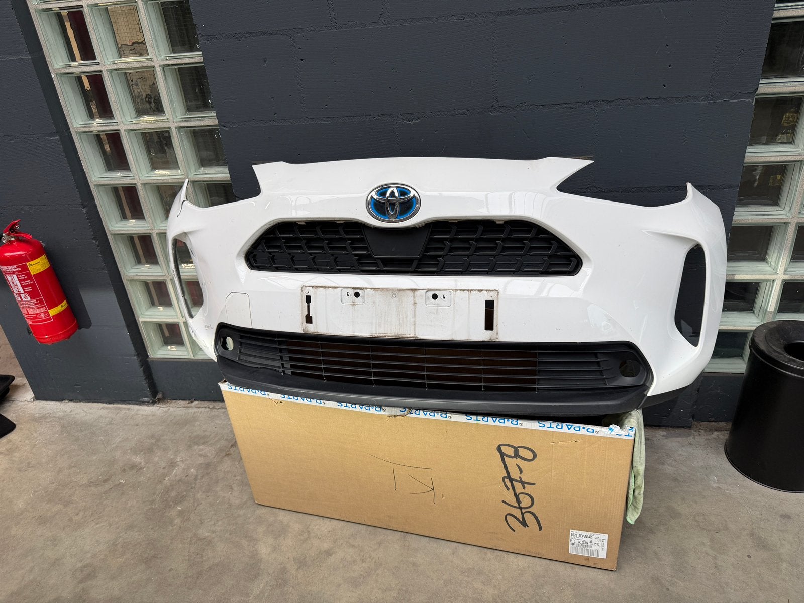 Toyota yaris cross voorbumper compleet., Auto-onderdelen, Carrosserie en Plaatwerk, Gebruikt, Voor, Ophalen of Verzenden, Toyota
