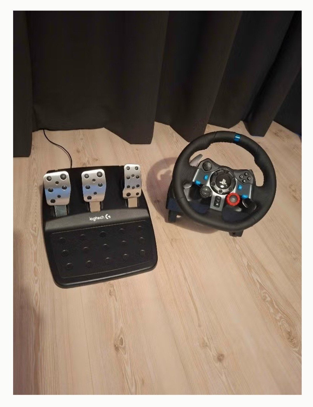 Foto 2 van logitech G29 Driving Force Racestuur PS4/5 + pedalen