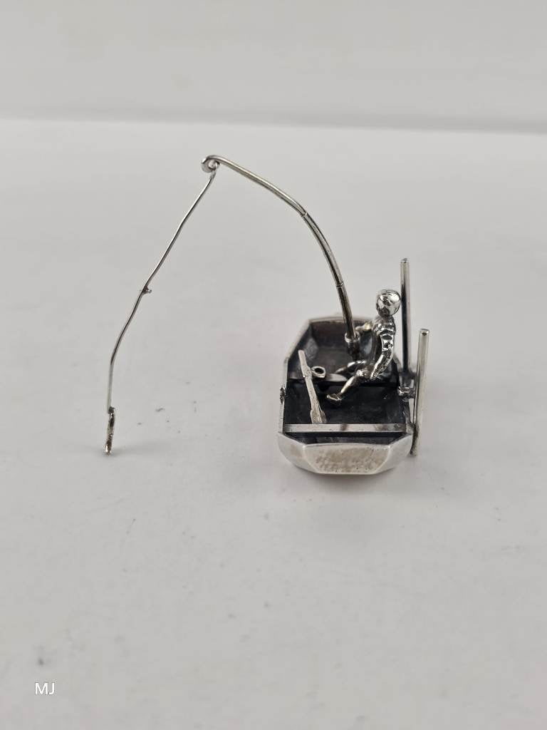Zilveren miniatuur Visser in bootje                     Z243, Ophalen of Verzenden, Zilver