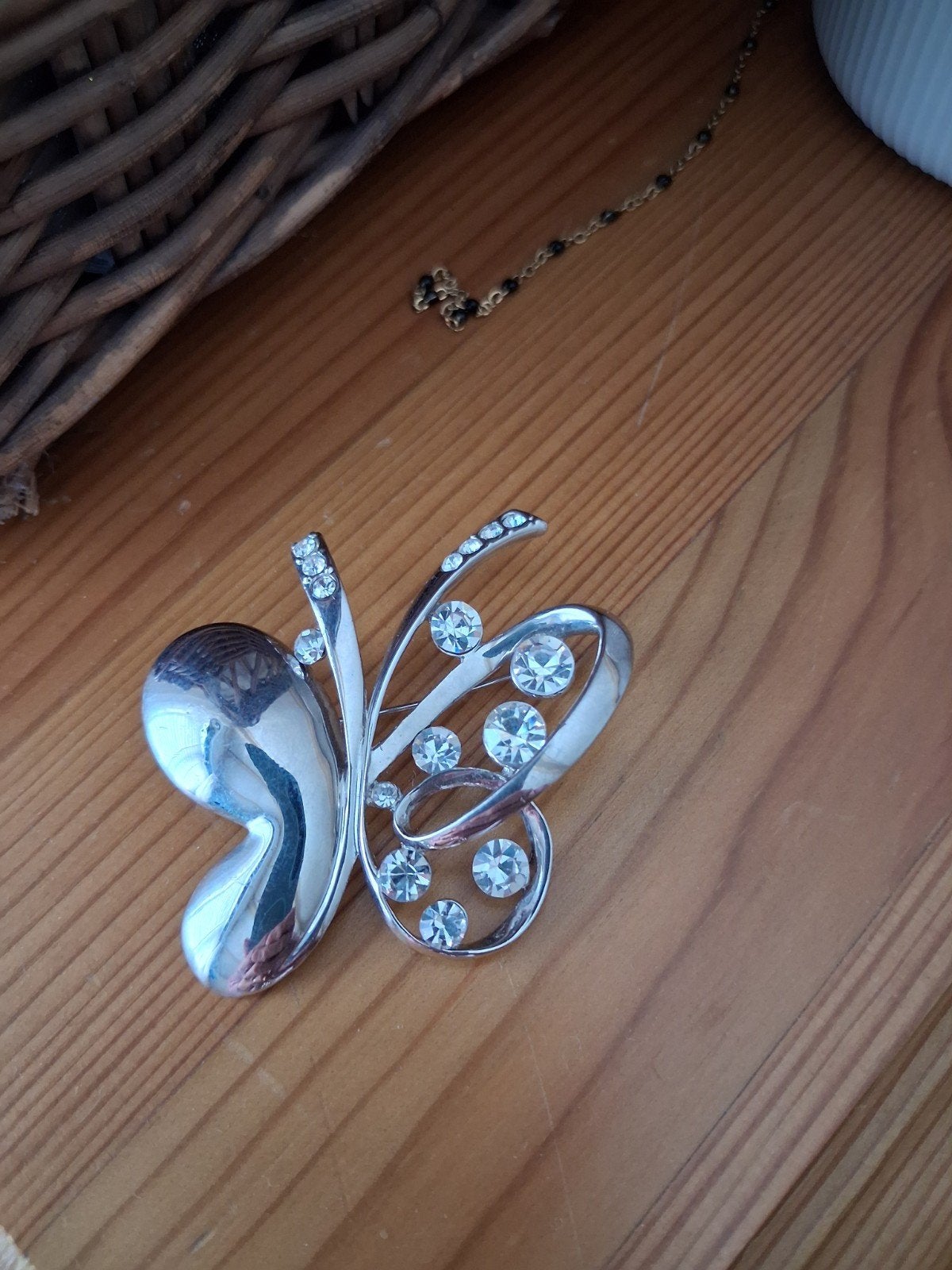 Elegante vlinderbroche met glinsterende steentjes, Overige materialen, 4 tot 7 cm, Ophalen of Verzenden, Zo goed als nieuw