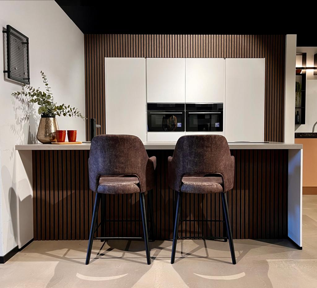 Showroom keuken met kookeiland en inbouwapparatuur, Ophalen, Wit, Overige typen, Zo goed als nieuw
