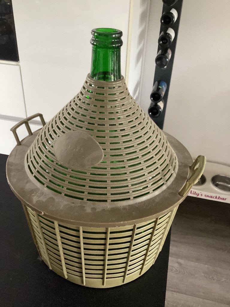 Grote groene fles in rieten mand - Vintage decoratie, Ophalen, Gebruikt, Overige typen, Overige merken