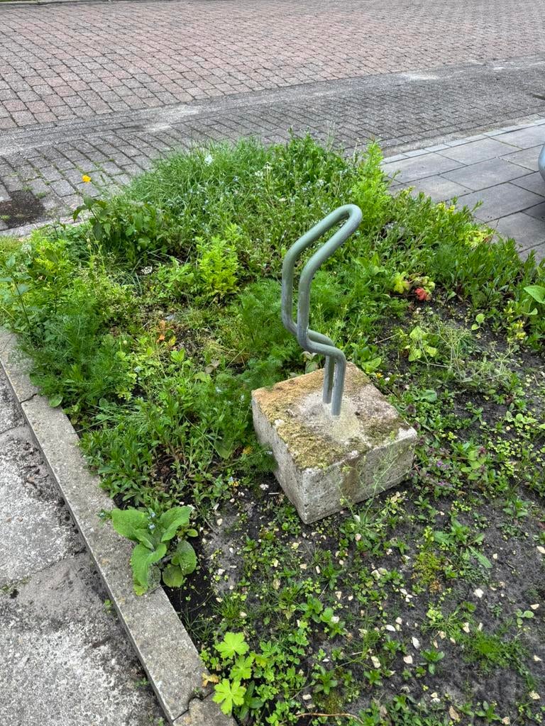 Fietsenrek met betonvoet, Ophalen, Gebruikt