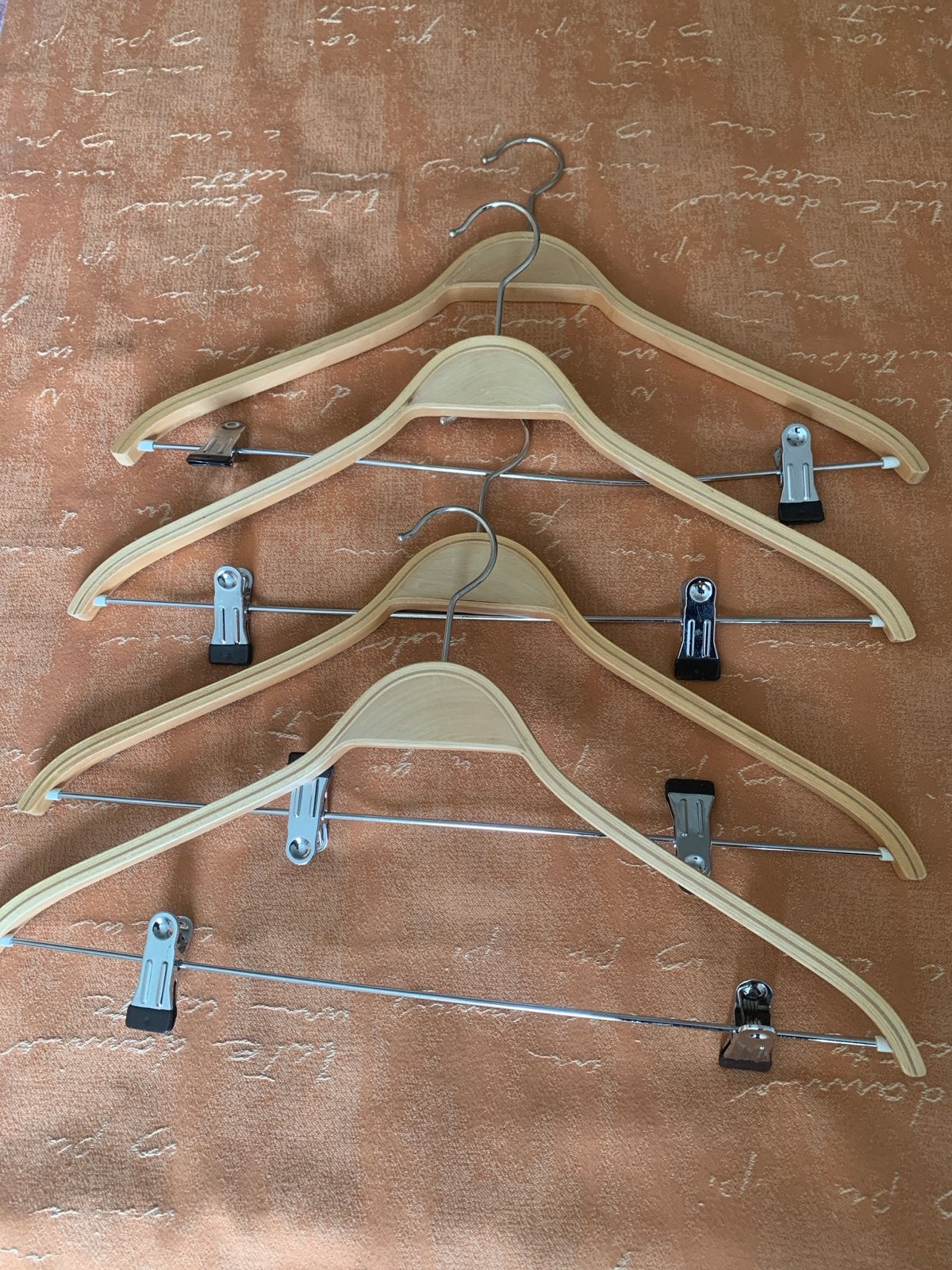 Houten kledinghangers met klemmen (4 stuks), Ophalen of Verzenden, Gebruikt, Hout, Volwassenen