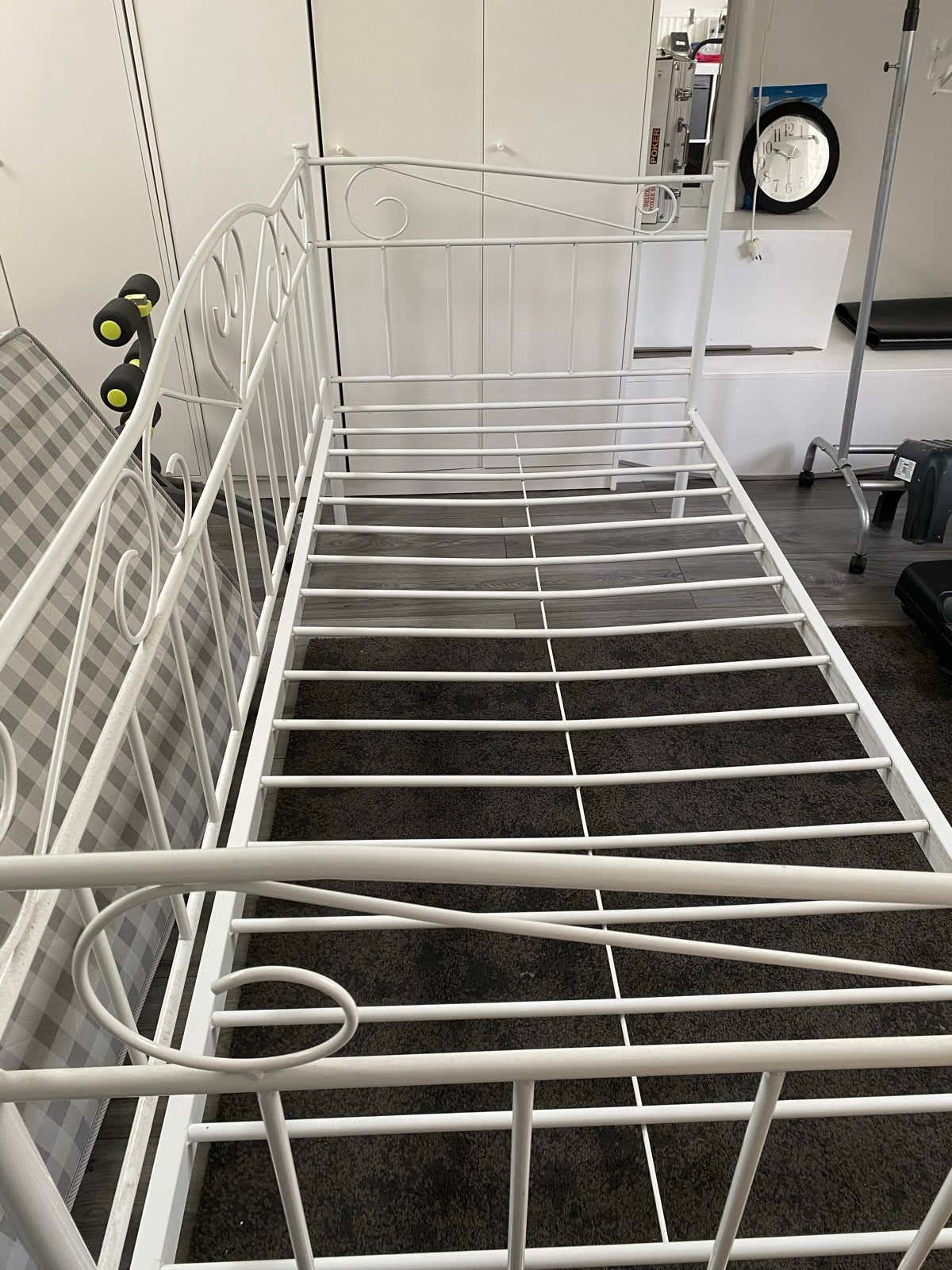 Wit metalen eenpersoonsbed met sierlijke details, Huis en Inrichting, Ophalen, Gebruikt, 90 cm, Eenpersoons